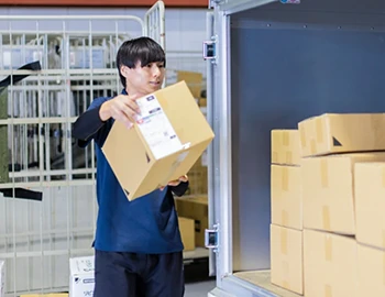 荷物を軽車両に積んでいるシーン