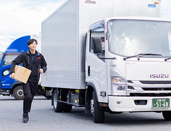 荷物を持って届けるシーン