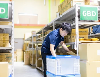 倉庫内作業をしているシーン