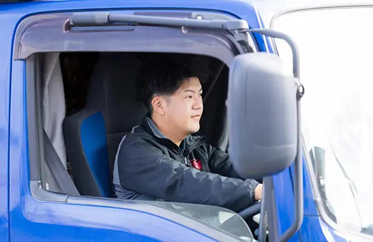 トラックを運転している運転手