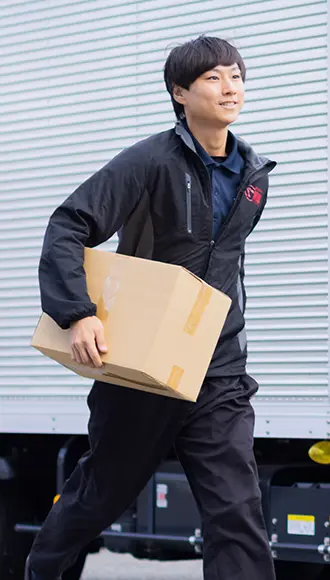 荷物を持って走っている配達員