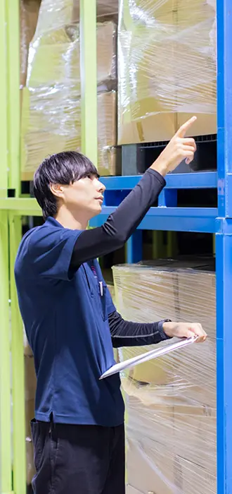 倉庫内で検品作業をしている作業員